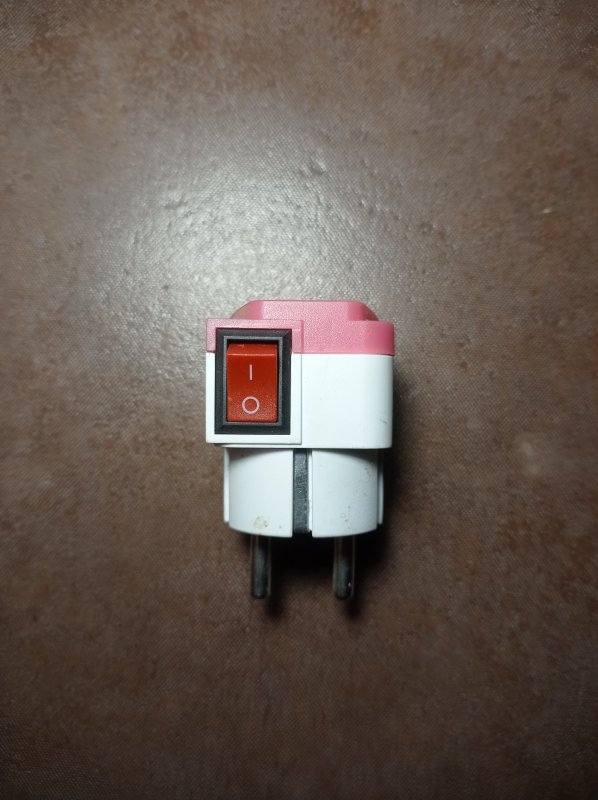 over steker adaptor kombinasi dengan saklar on/off.
